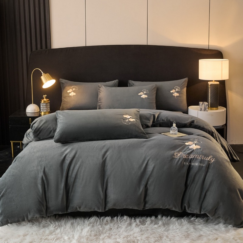 每周秒杀.北极鹿加绒四件套银杏刺绣水晶绒四件套（高级灰）B2574
规格：被套200*230cm 床单230*250cm 枕套48*74cm*2