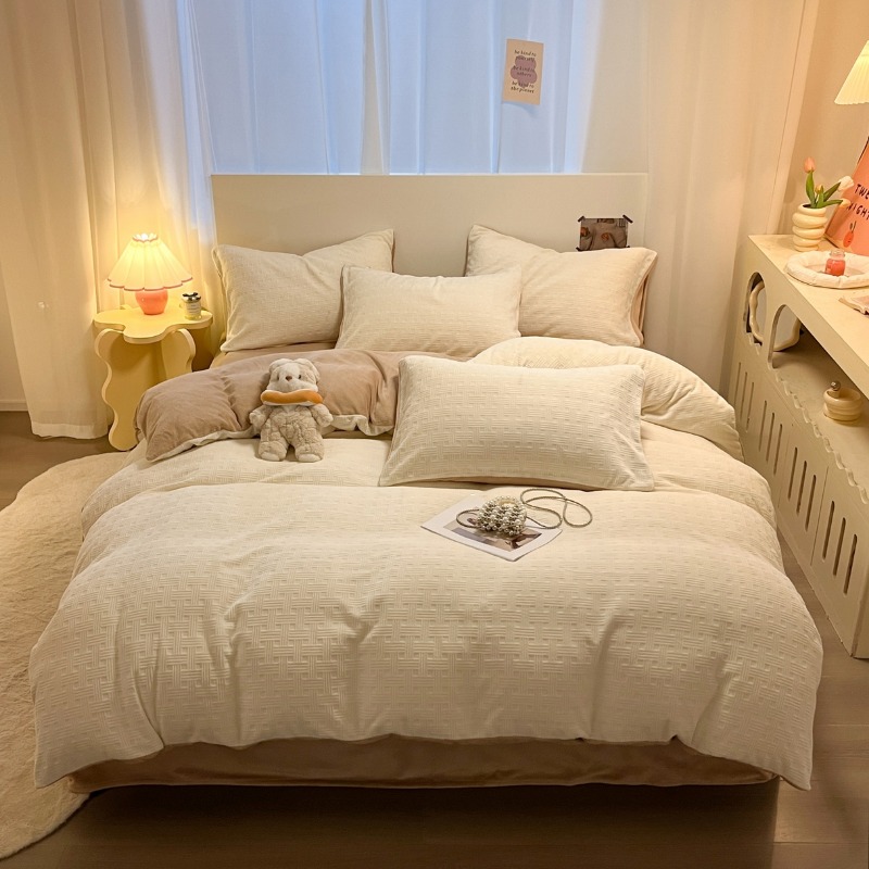 每周秒杀.北极鹿加绒四件套织语雕花牛奶绒四件套（奶白咖）B2575
规格：被套200*230cm 床单230*250cm 枕套48*74cm*2